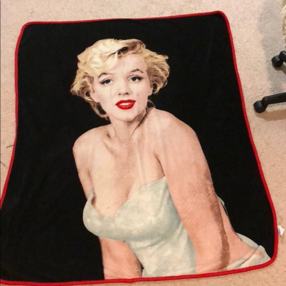 Ⓜ️⚜️•SOLD•⚜️Ⓜ️ Marylin Monroe 50”x60” Throw - Picture 2 of 4